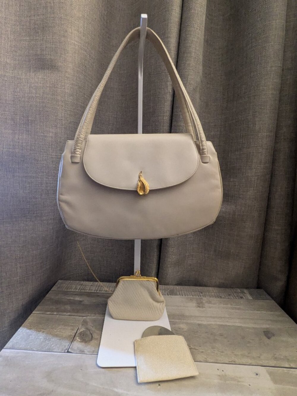 RARE Vintage KORET 1960's Handbag Cream & Gold with kisslock coin & mirror